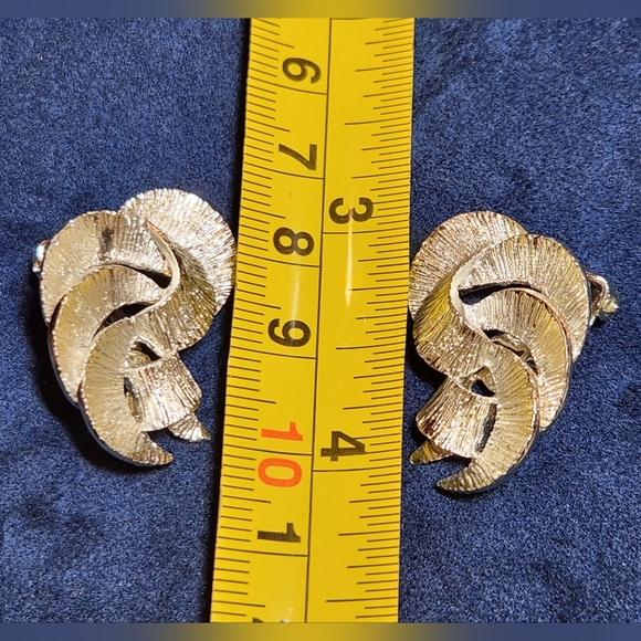 Vintage BSK Textured Silver Tone Abstract Swirls Clip-On Earrings 1" - Picture 4 of 4